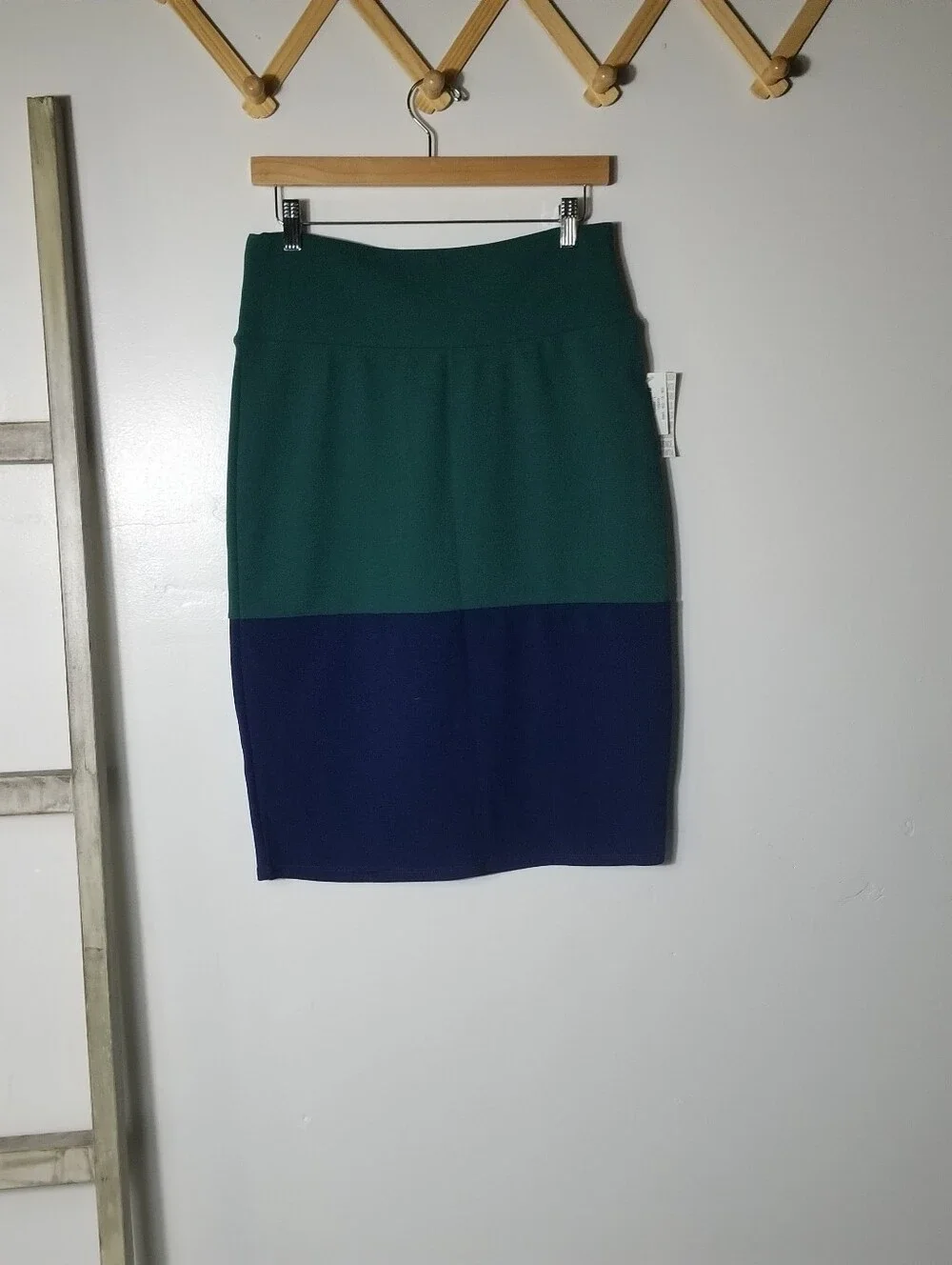 NWT LULAROE WOMEN'S GREEN AND NAVY CASSIE SKIRT SIZE LARGE